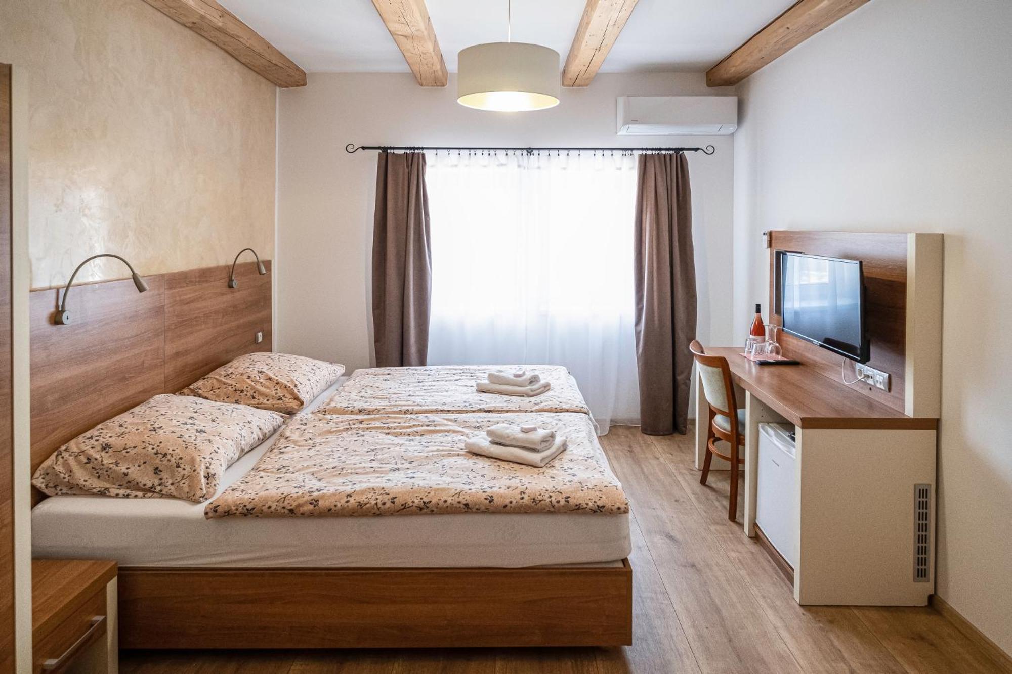 U Katalpy Hotel Sedlec  Ngoại thất bức ảnh