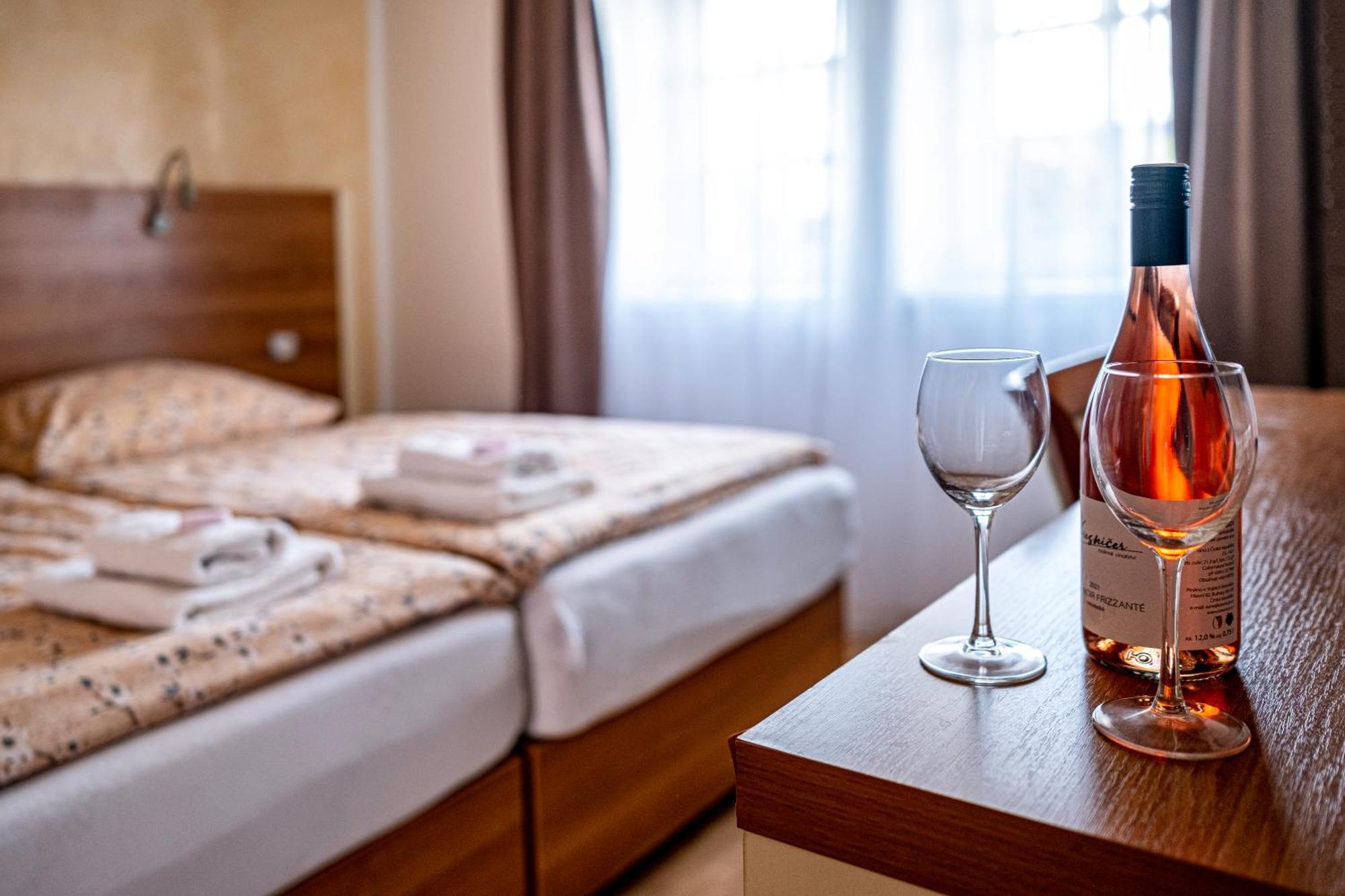 U Katalpy Hotel Sedlec  Ngoại thất bức ảnh