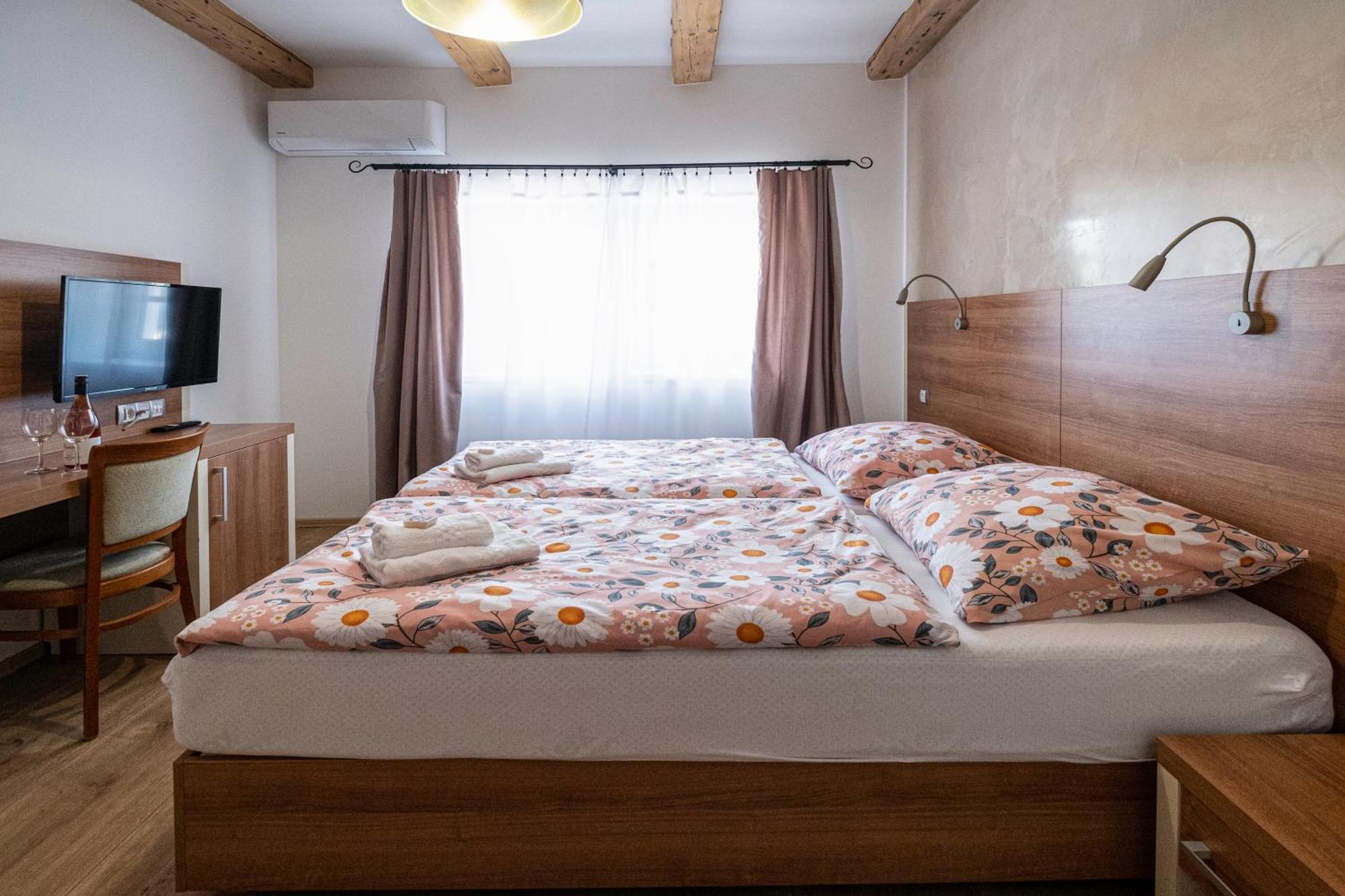 U Katalpy Hotel Sedlec  Ngoại thất bức ảnh