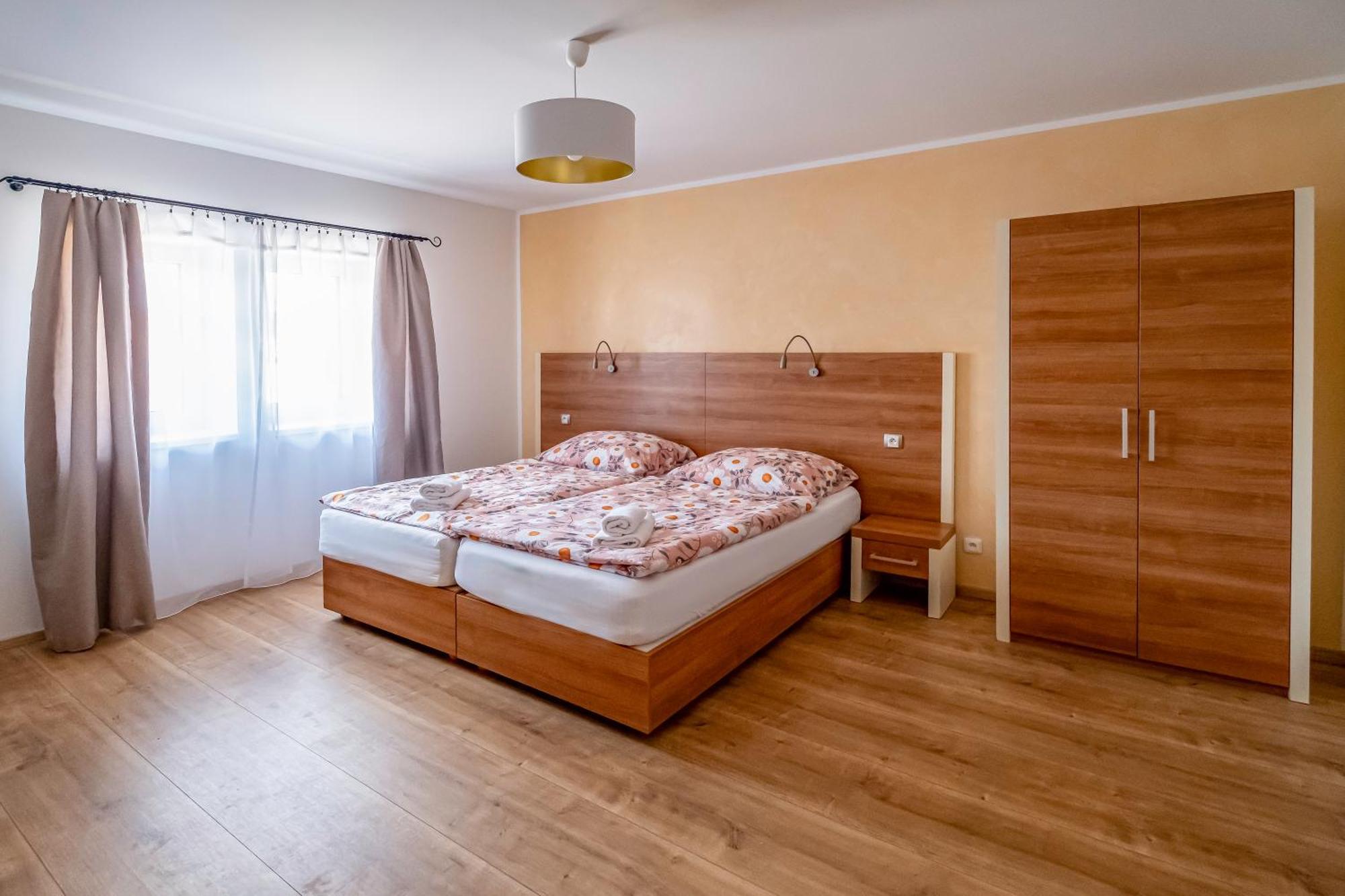 U Katalpy Hotel Sedlec  Ngoại thất bức ảnh