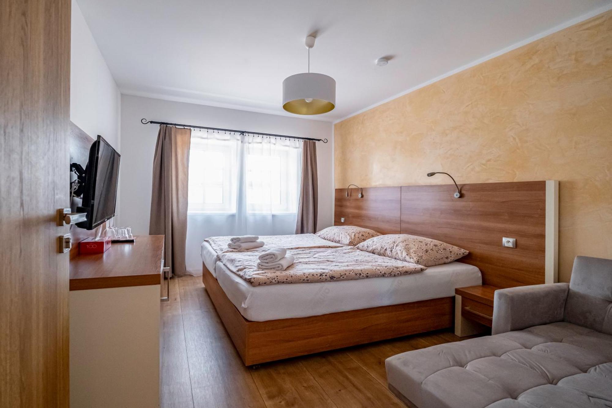 U Katalpy Hotel Sedlec  Ngoại thất bức ảnh
